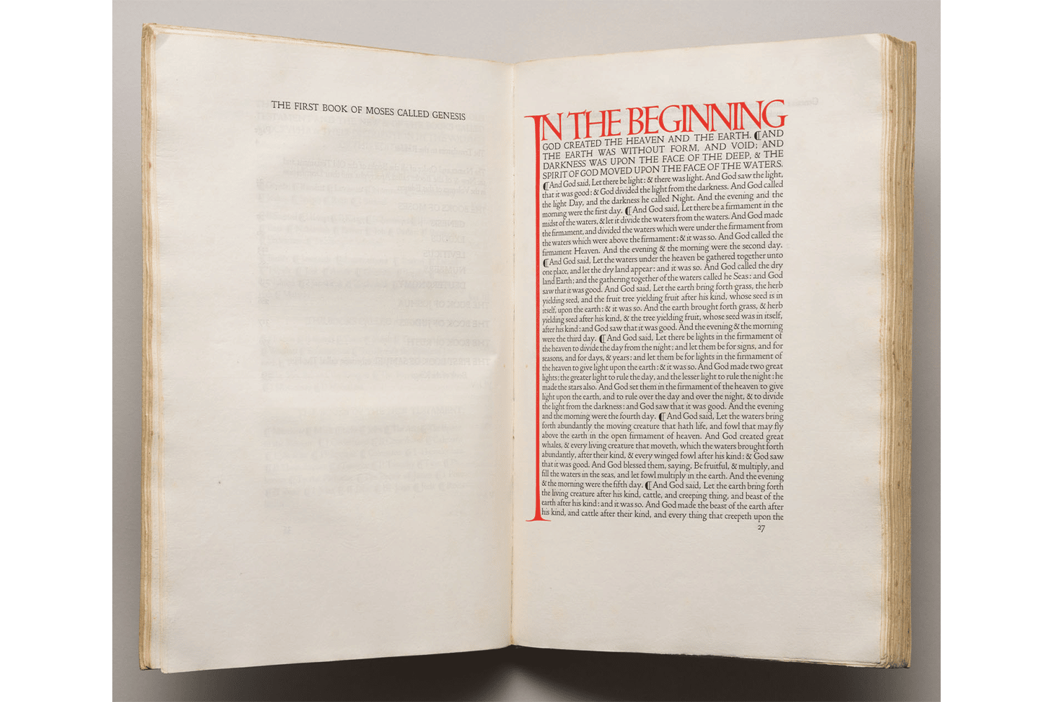 『欽定訳聖書』（1903年、ダウズ・プレス刊、印刷博物館蔵）。良質なインク、美しい活字書体、単純明快なレイアウト。印象的な冒頭の文章の文字は、書体デザイナーとして有名なエドワード・ジョンストンの手によるもの。