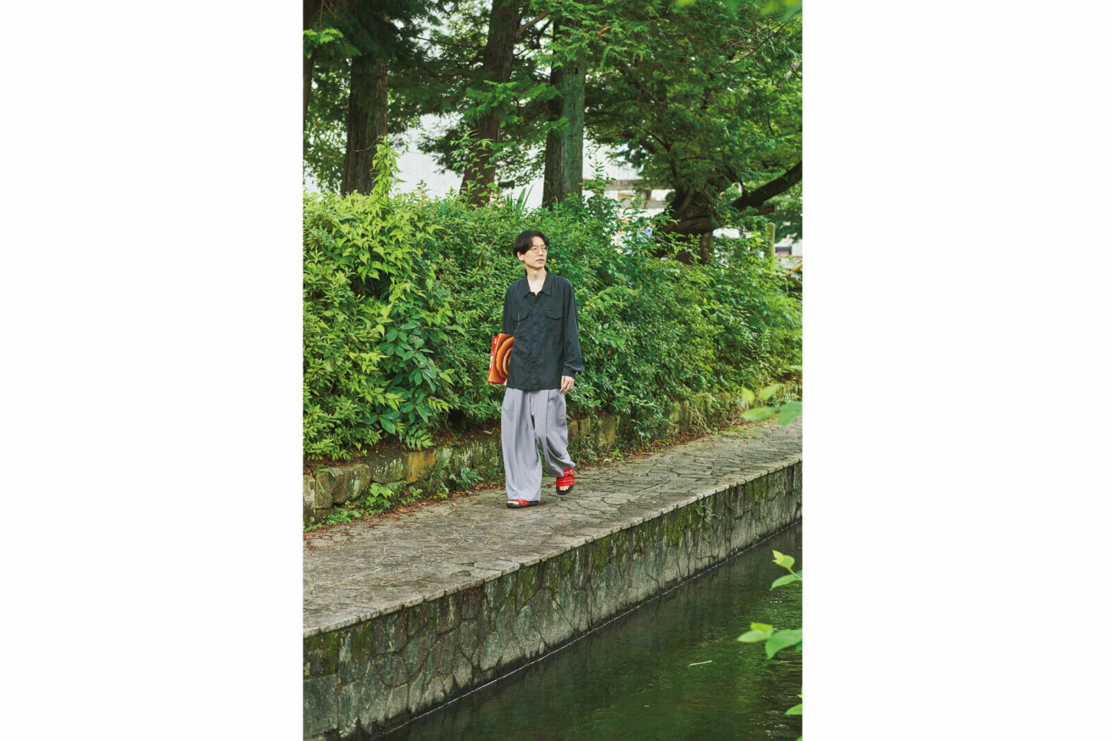 散歩をするKan Sanoさん