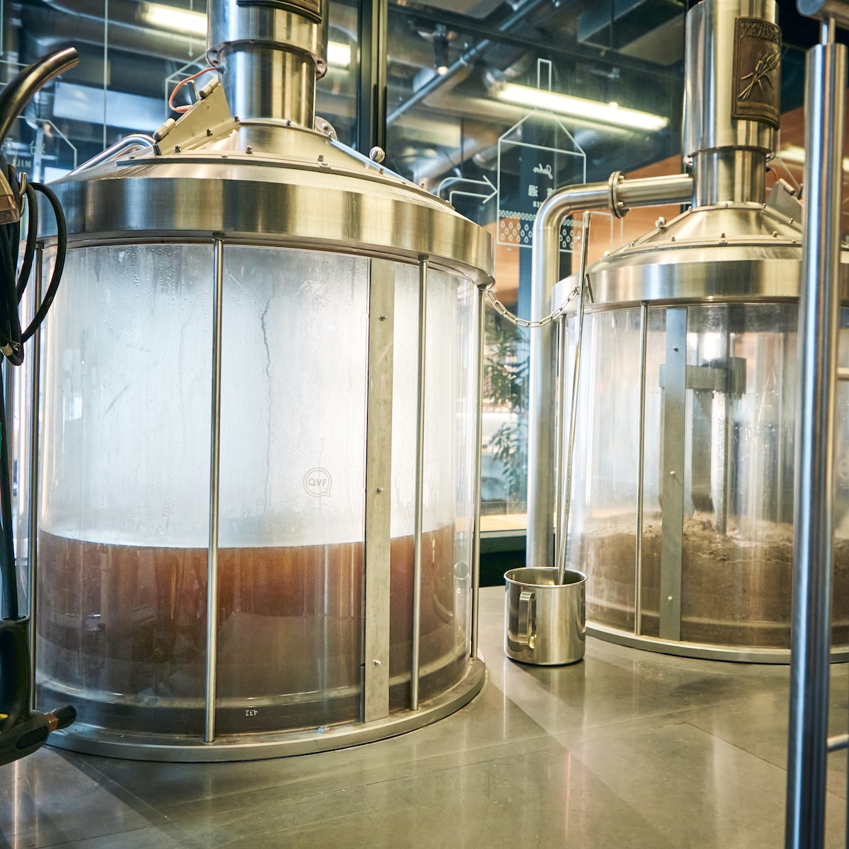 ビール醸造の各段階における状態の変化を、つぶさに見られる機材・設備