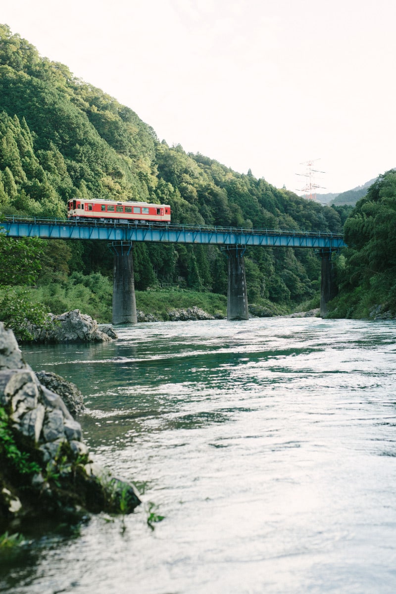 岐阜の清流と電車