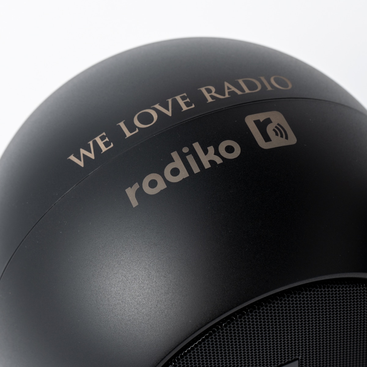「WE LOVE RADIO・radikoダブルネーム入りBluetoothスピーカー」ロゴ部分