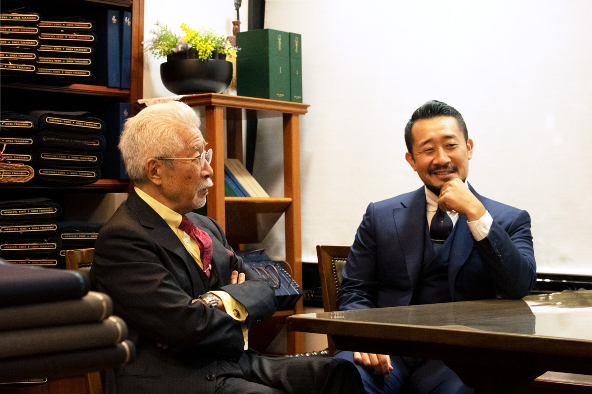 〈髙橋洋服店〉談笑する高橋純さん（左）と高橋翔さん（右）