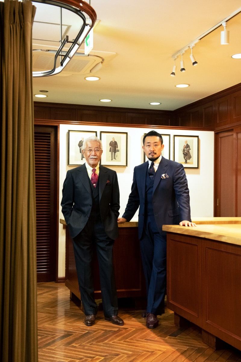 〈髙橋洋服店〉高橋純さん（左）と高橋翔さん（右）の立ち姿