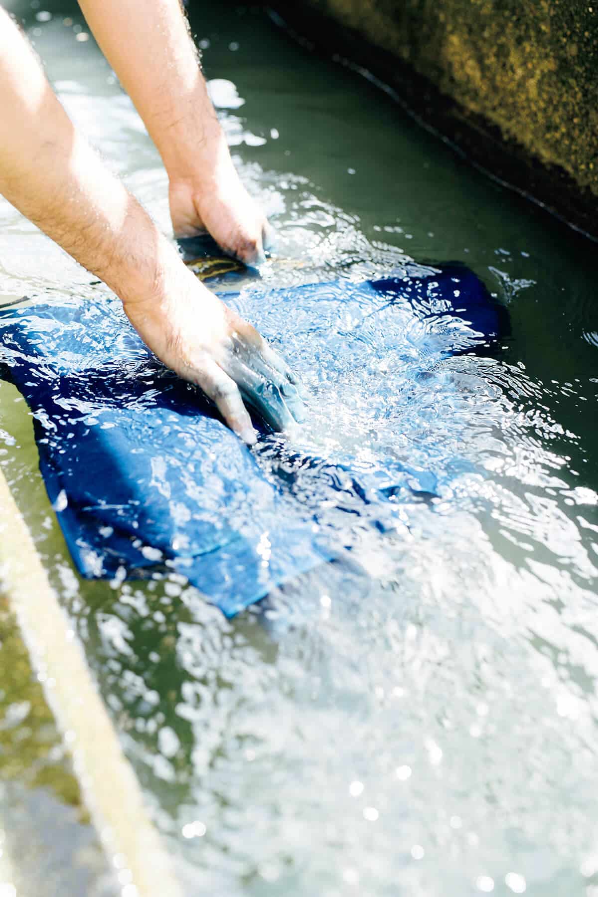 岐阜〈郡上本染 渡辺染物店〉水中で酸化させる作業の様子