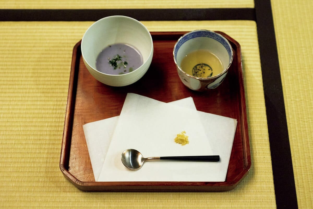 静岡の〈TeaRoom〉のほうじ茶にいぶりがっこを少量投入したお茶
