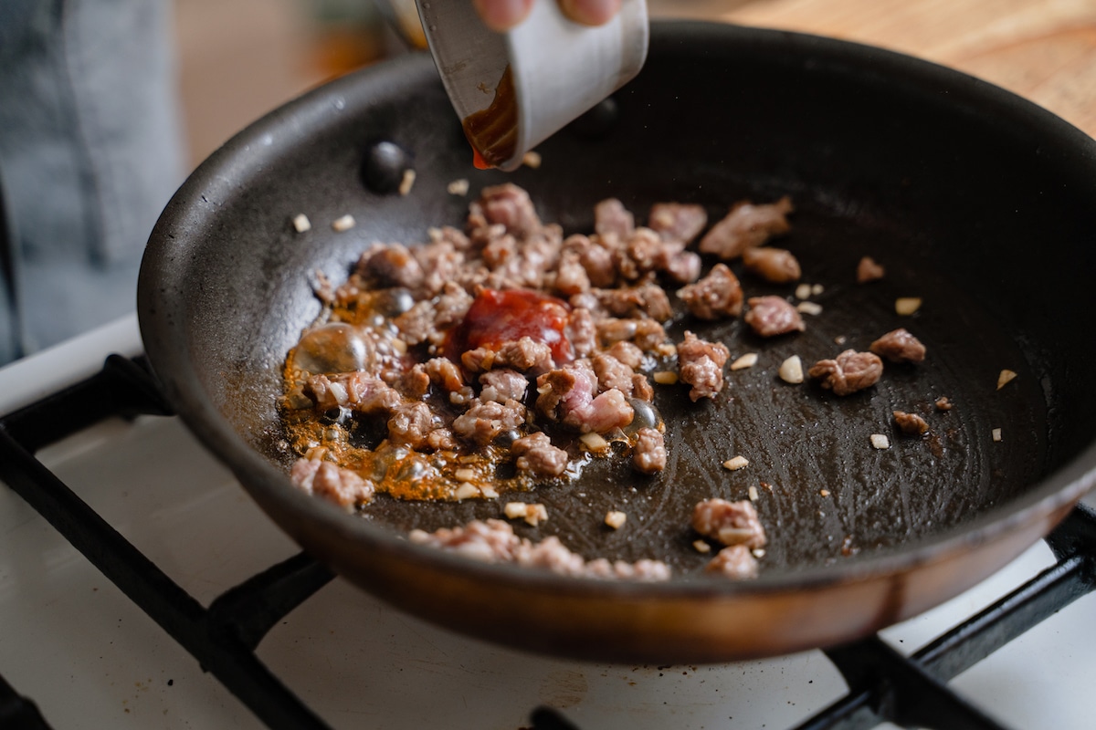 シェパーズパイのレシピ　ラム肉を炒める