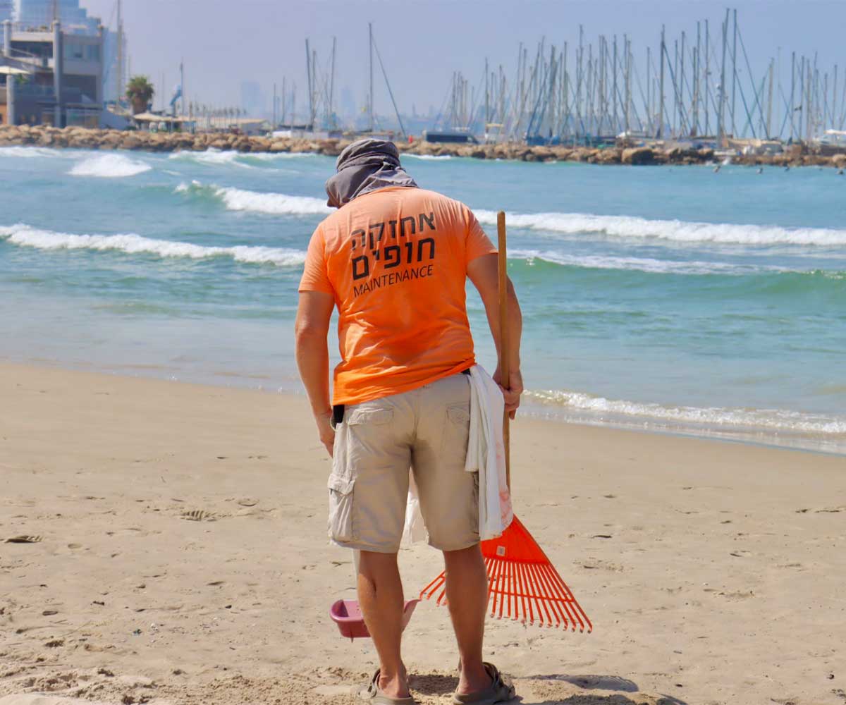 40度近い灼熱のビーチで巡回する清掃員
