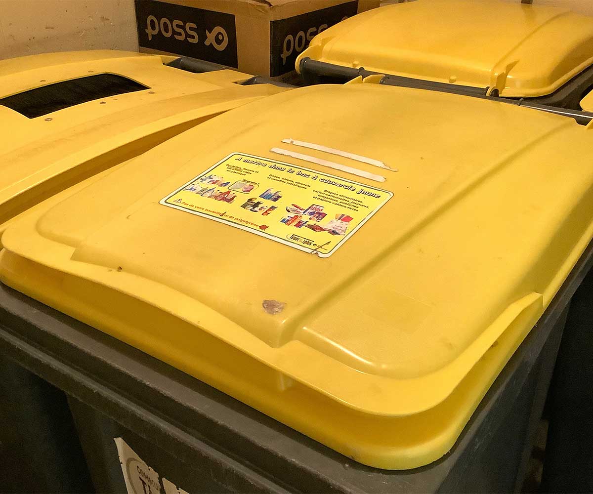 リサイクル可能なゴミ用のゴミ箱。