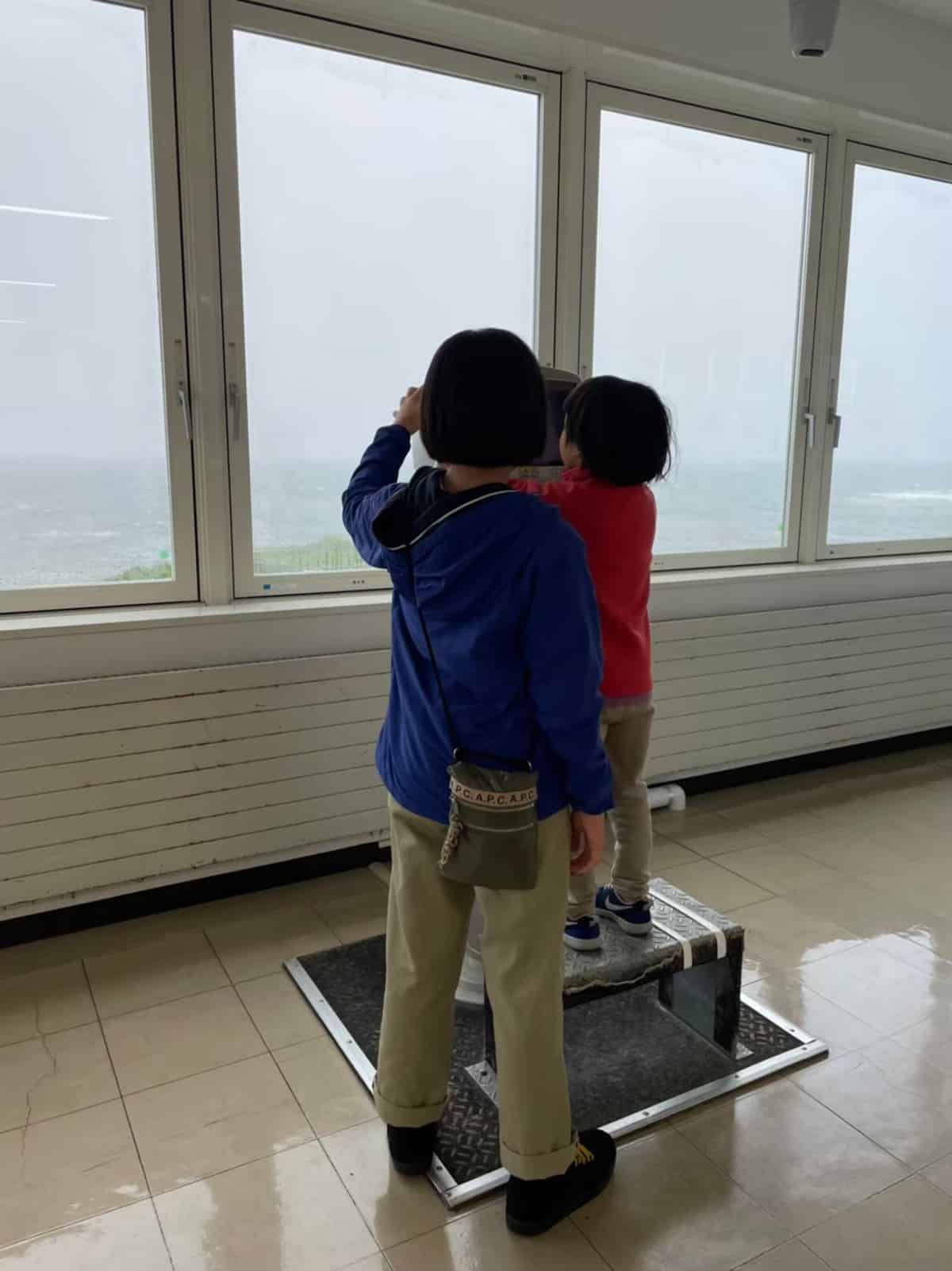 納沙布岬灯台から外を見ている子供たち
