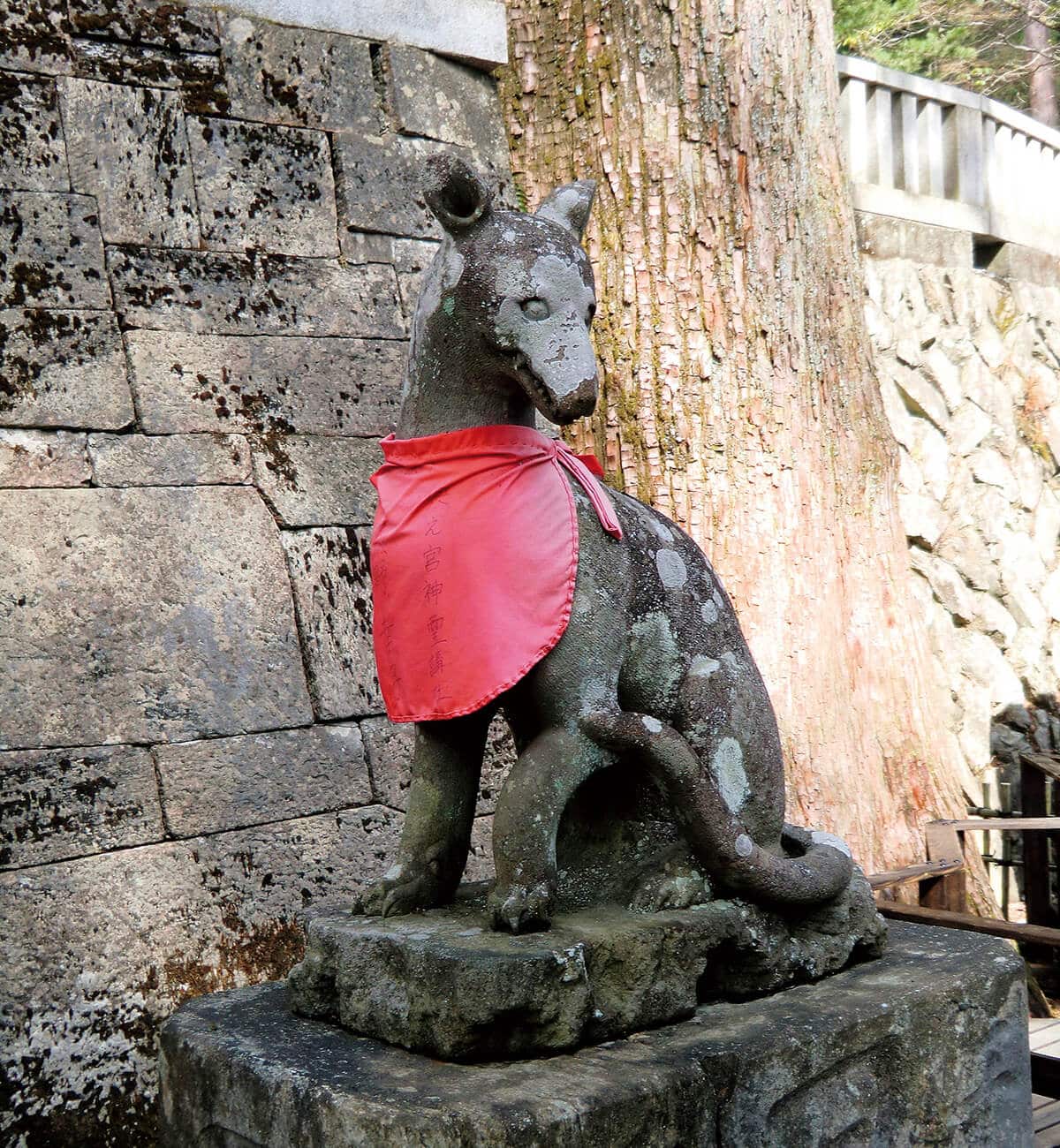三峯神社のオオカミの像