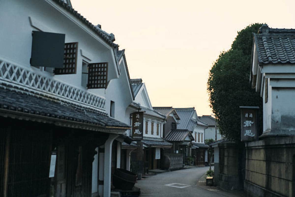 佐賀県　酒蔵オーベルジュ〈御宿 富久千代〉白壁の建物が並ぶ酒蔵通り