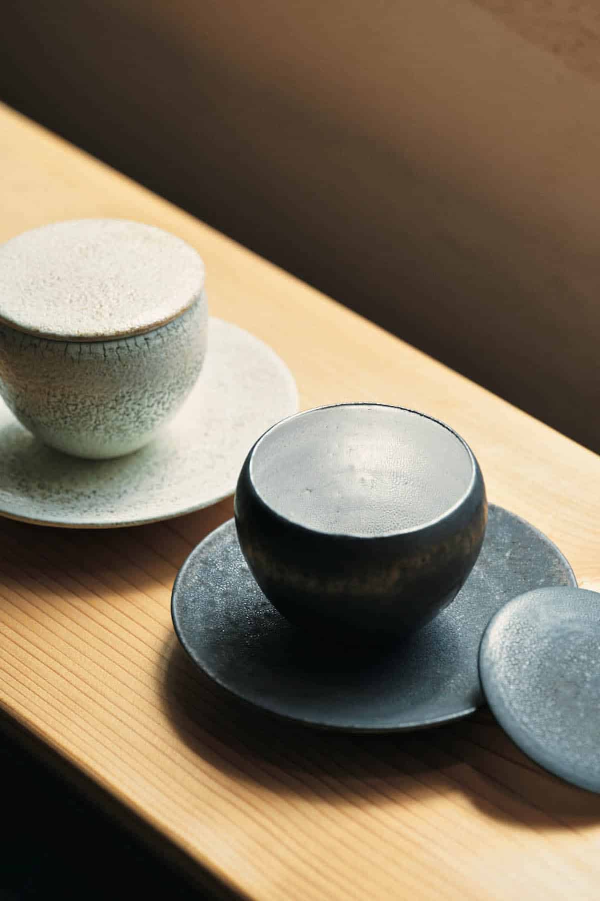 佐賀県〈鍋島 虎仙窯〉玄釉銀彩薄茶器