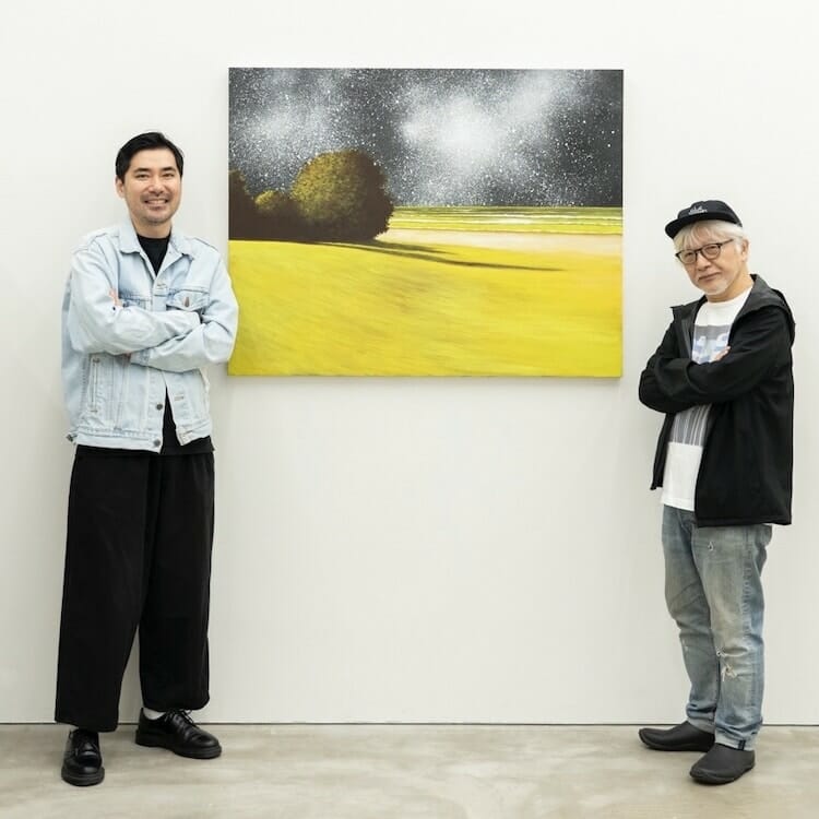 ギャラリーで対談する伊藤桂司（右）と、〈PARCEL〉のディレクター佐藤拓（左）