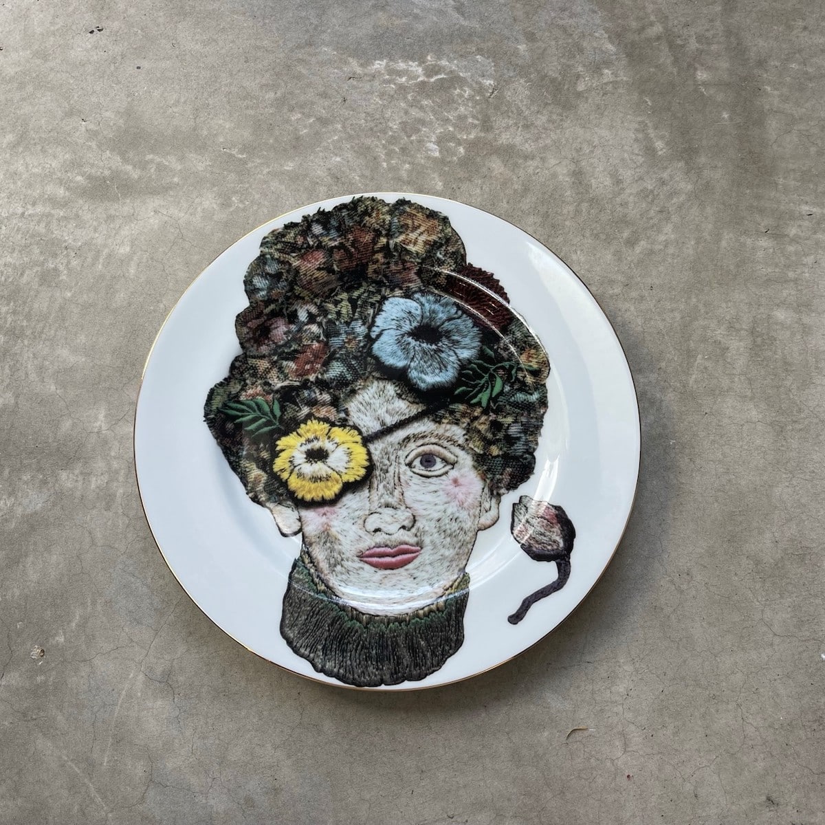 〈ma.macaron〉の刺繍プリント皿