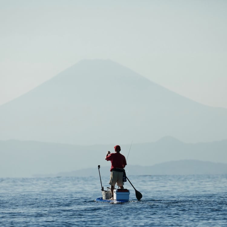 富士山に向かってsupを漕ぐSAMI-T