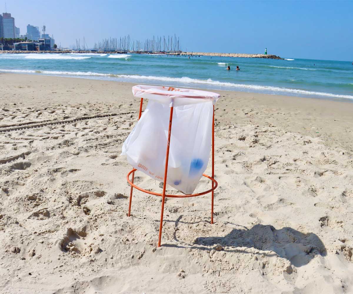 テルアビブのビーチに数メートルおきに設置されているゴミ袋