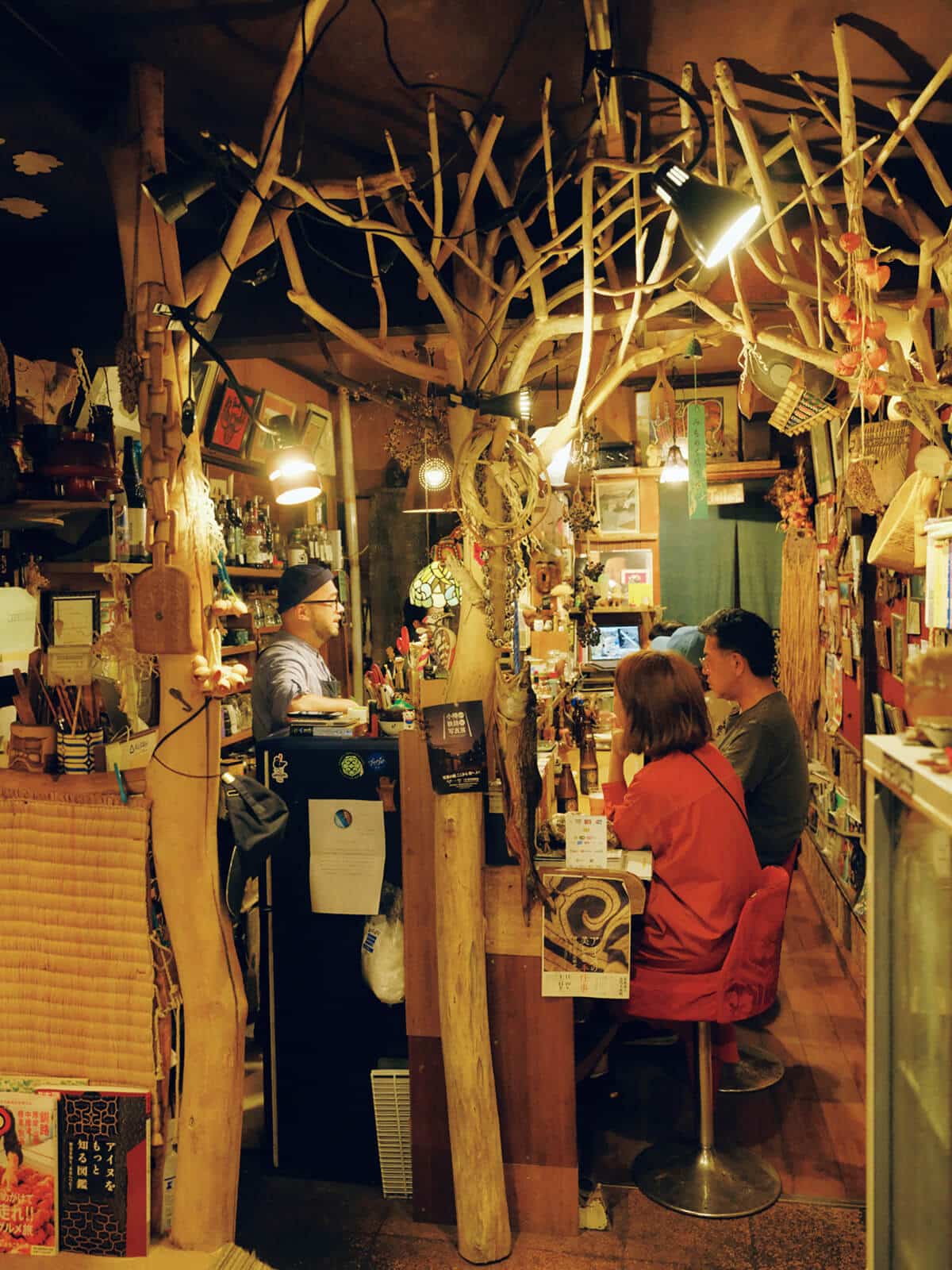 北海道〈民芸喫茶ポロンノ〉店内カウンター