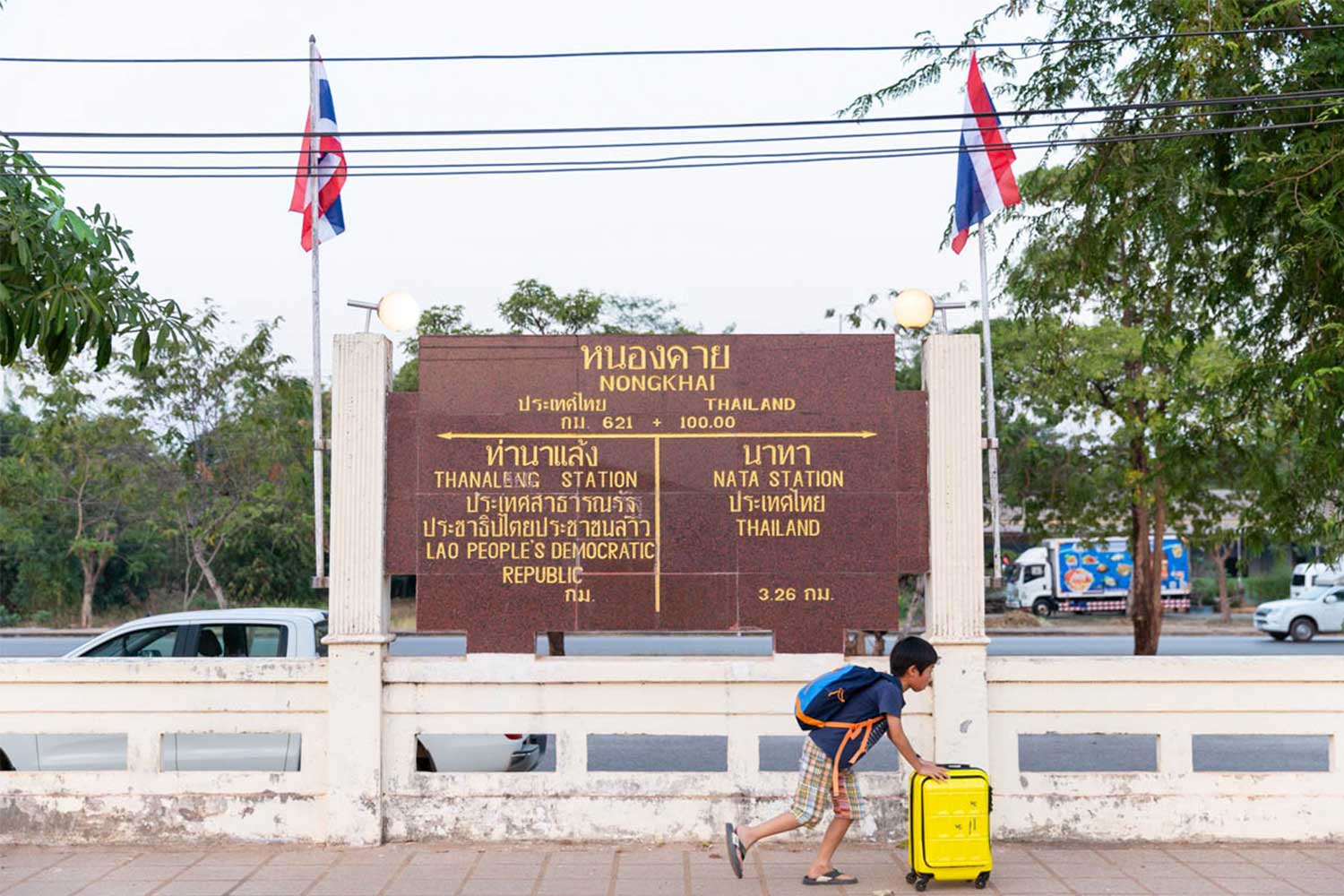 タイ国境にあるノーンカーイ駅の長いホームの上を自分で荷物を押して歩く姿に成長を感じる。