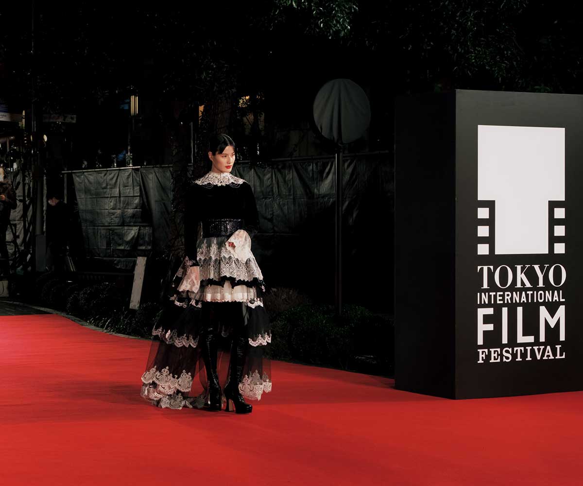 東京国際映画祭でフェスティバル・アンバサダーを務め、幻想的なドレスに身を包んだ橋本愛さん。