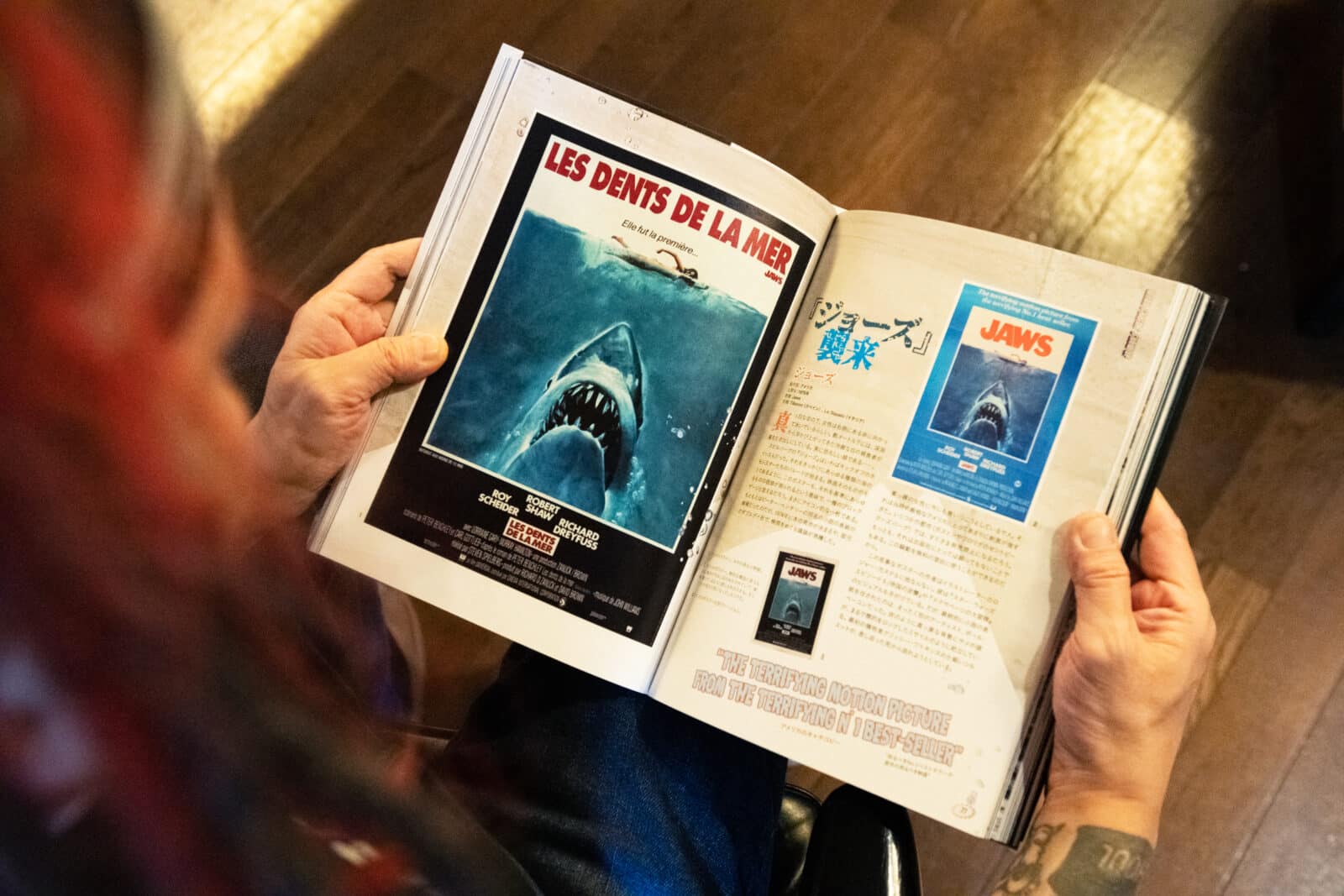 『サメ映画ビジュアル大全』に掲載されている、ジョーズのポスタービジュアル。