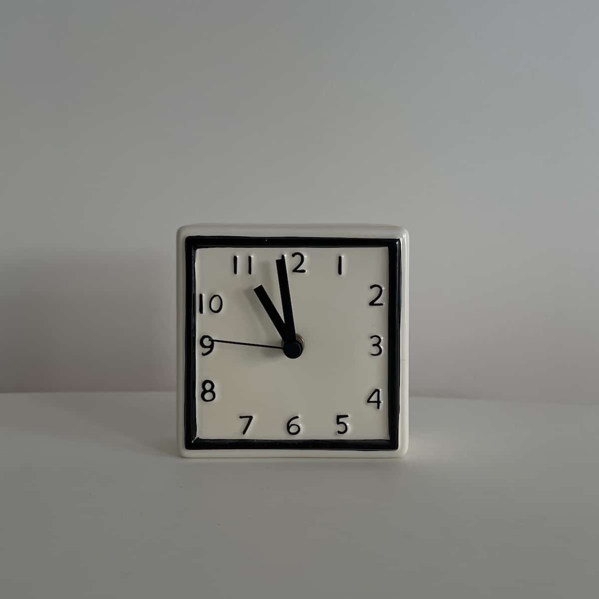 This___〉スタッフ土井 希恵の愛用する頂き物の陶器の置き時計