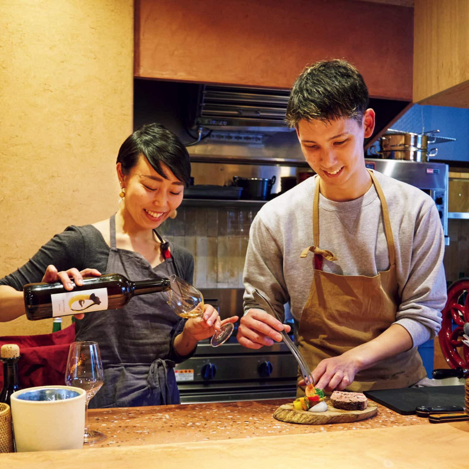 東銀座〈pasloin〉サービスの高山南美さん（左）と調理の内田開さん（右）