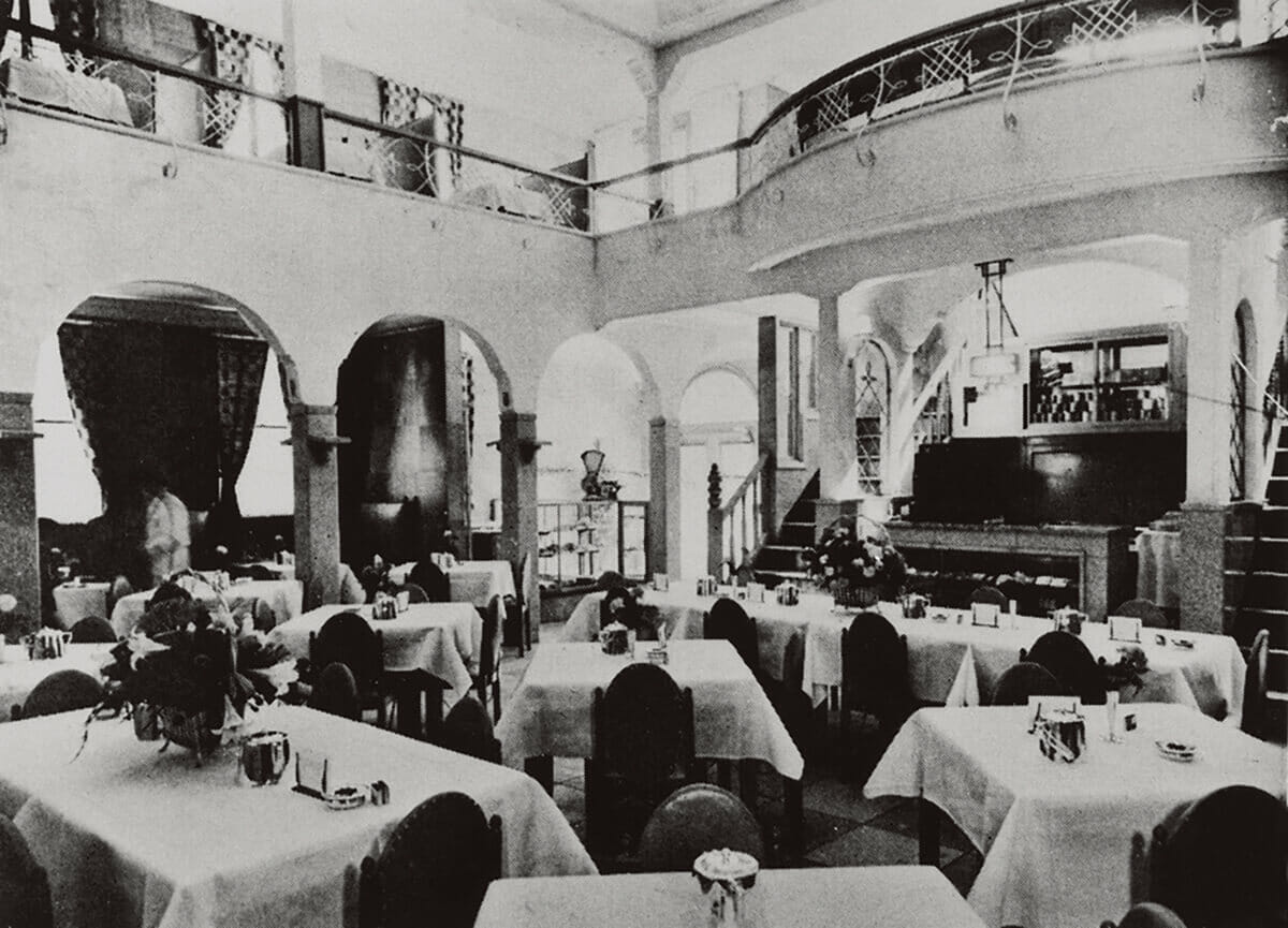 1930年代の〈資生堂アイスクリームパーラー〉の店内