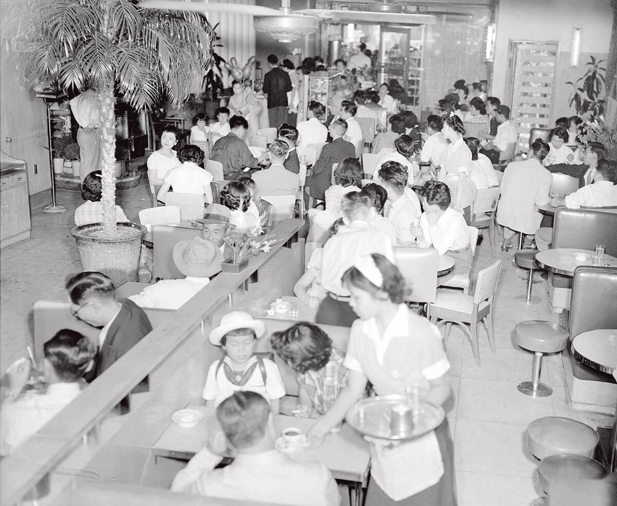 1950年代の百貨店の食堂の様子