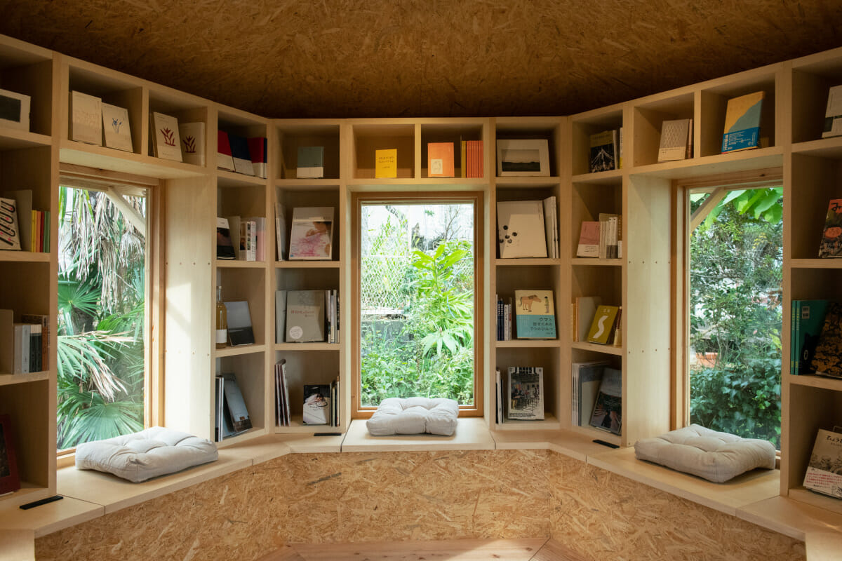 〈本と美容室〉窓際の本棚