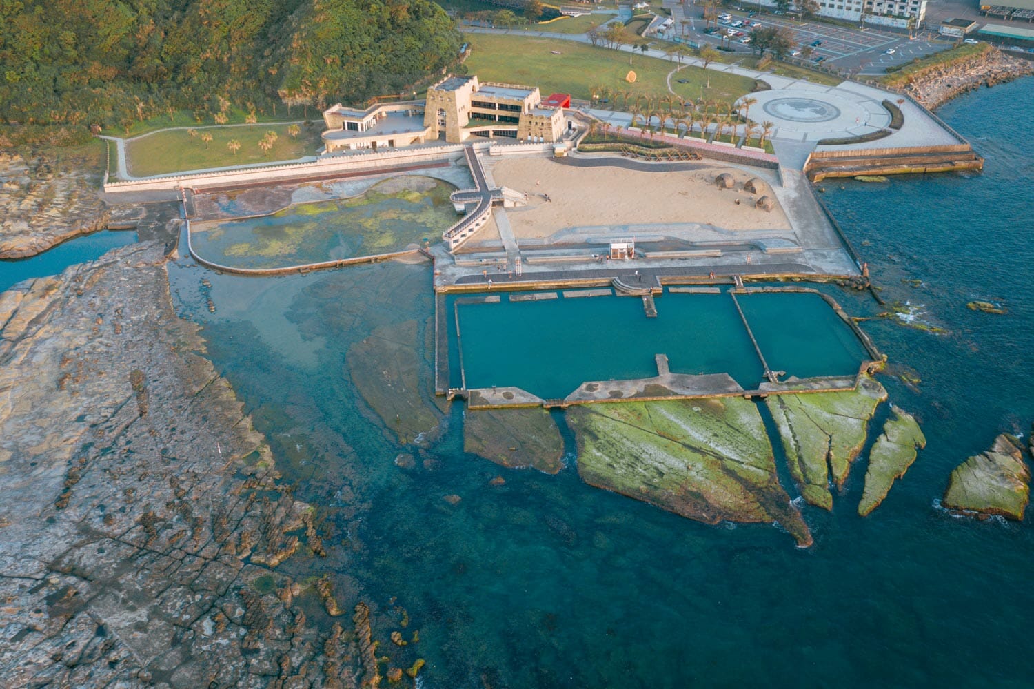 養殖池を再利用した海水プール