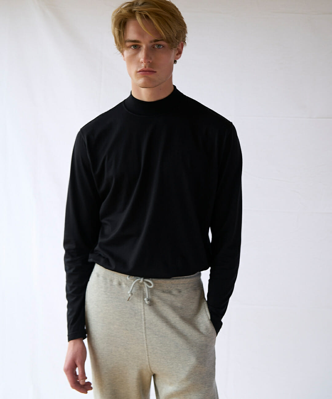 LIFiLL FYNELINE のモックネックTシャツ