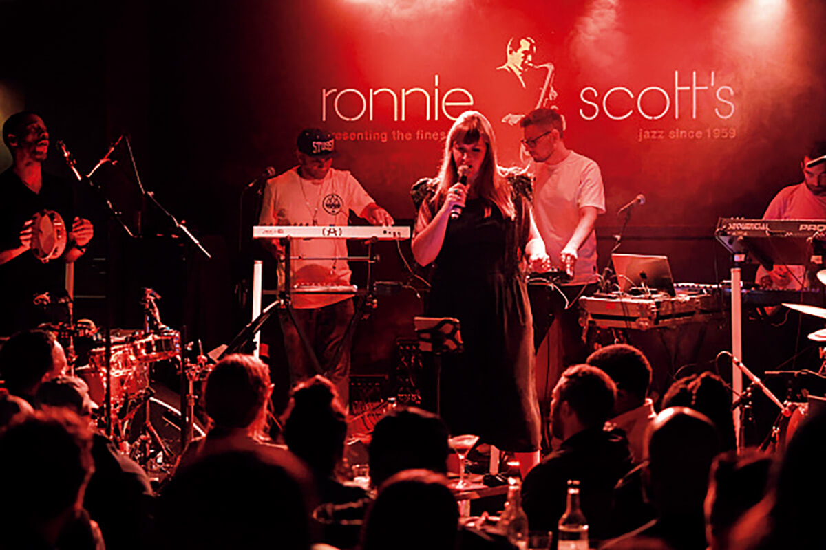 ロンドン〈Ronnie Scott’s Jazz Club〉店内