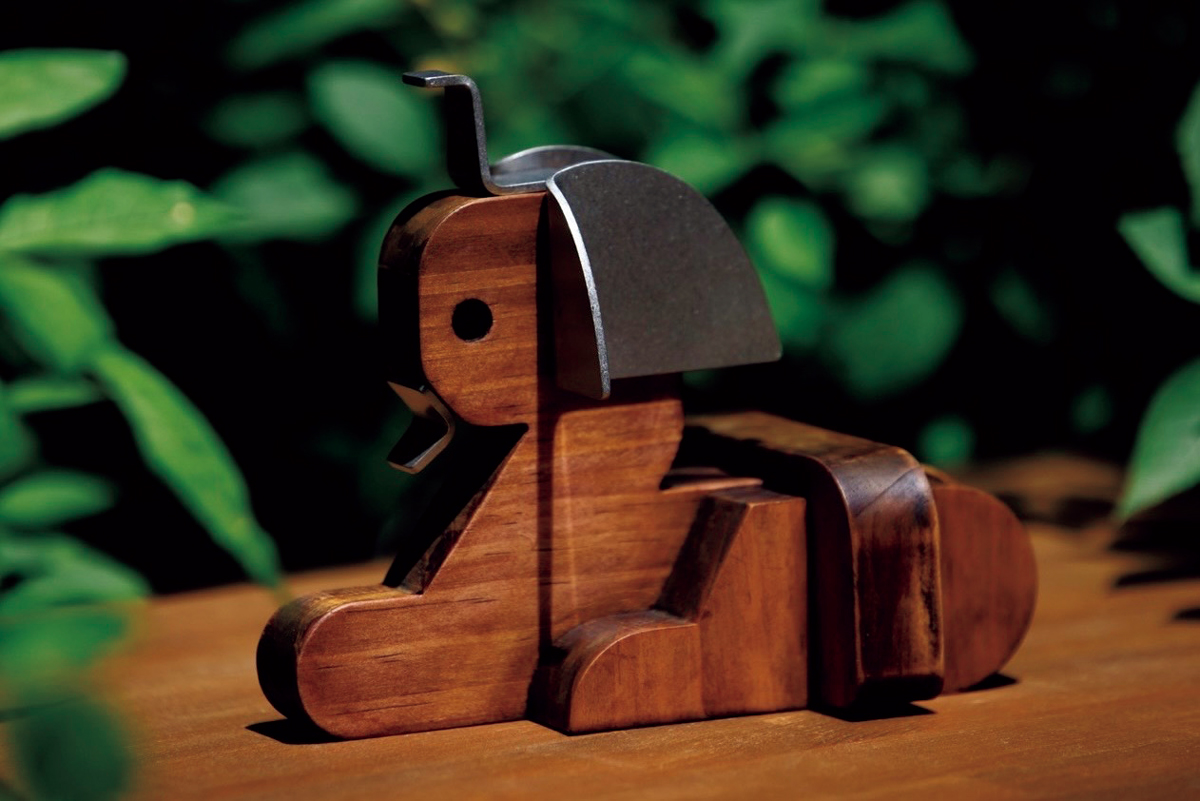 スフィンクスがモチーフの木製オブジェ《Small Sphinx》