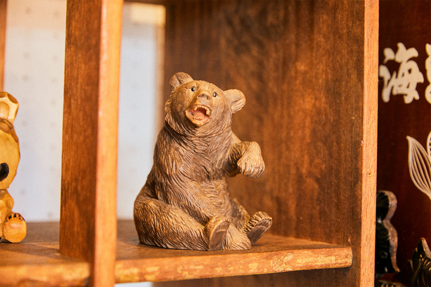 スイス生まれの木彫りの座熊