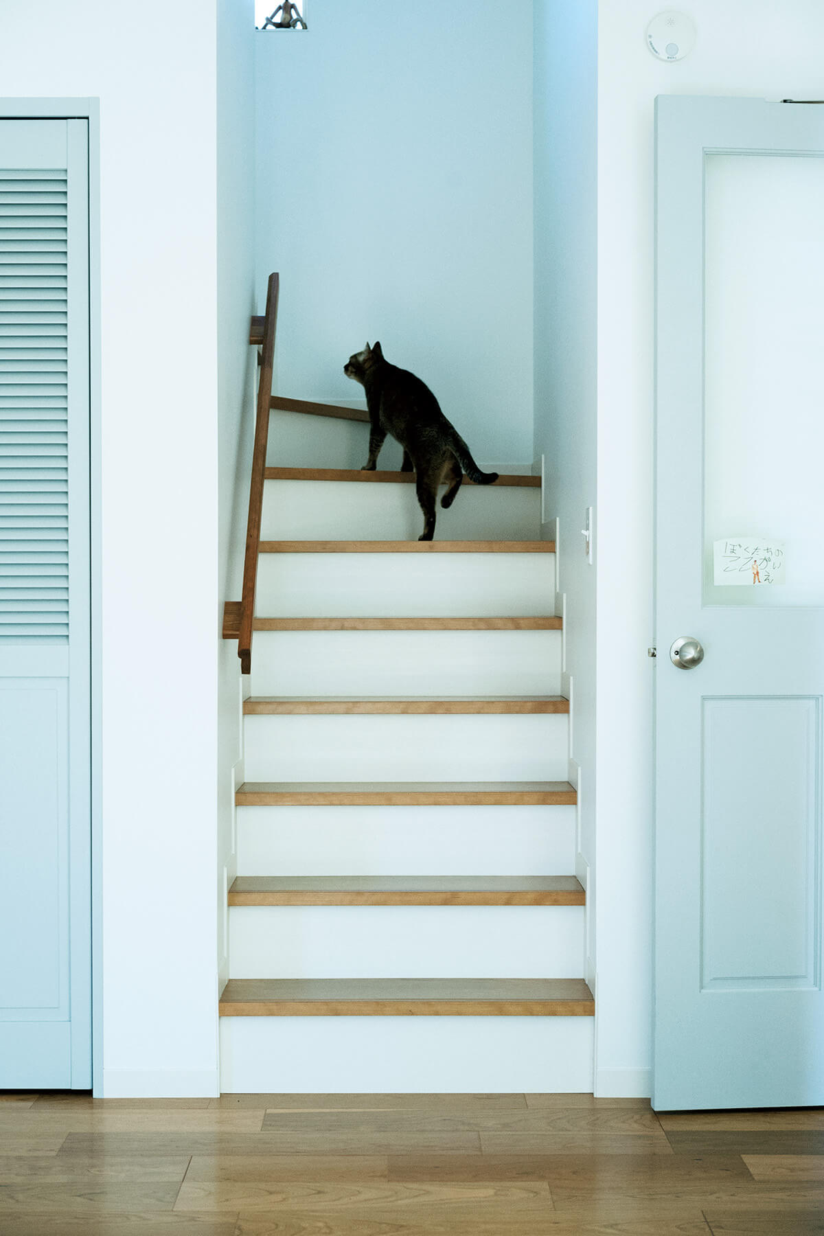 写真家・平野太呂の自宅 2階へ上がる階段