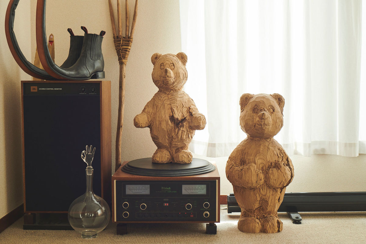 アート好きな写真家が出会ってしまった、高野夕輝のポップな木彫り熊 