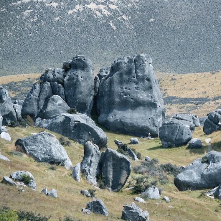 巨岩とクライマー
