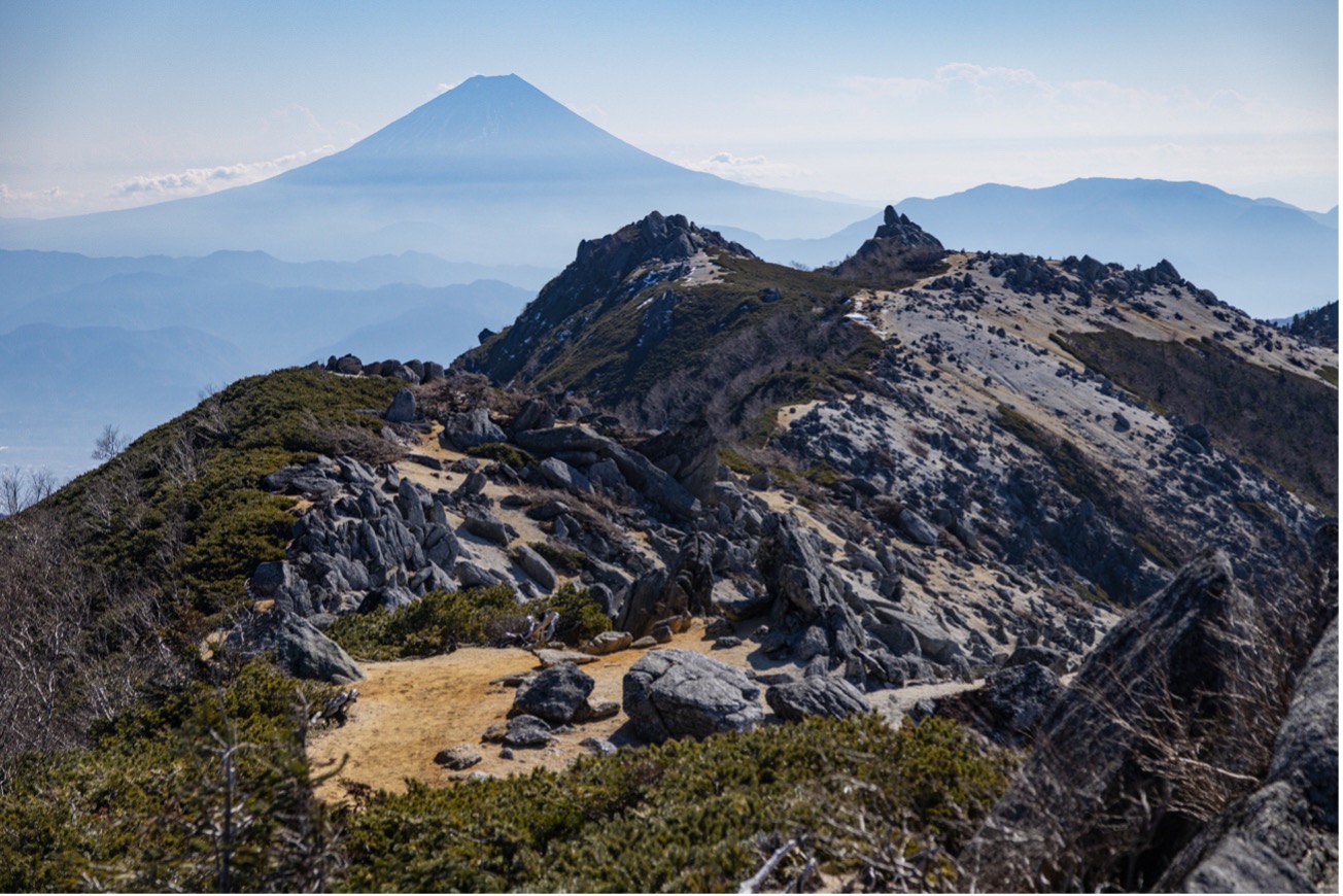 地蔵岳のオベリスクの奥に富士山を眺める