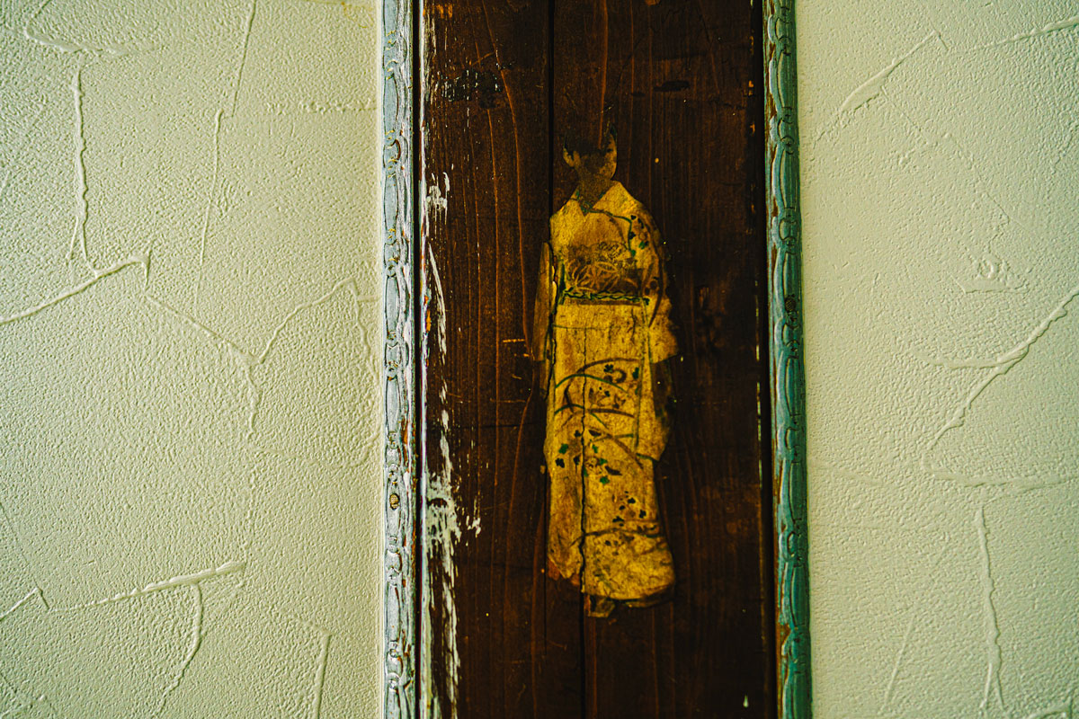 中村旅館の柱に描かれた遊女の絵