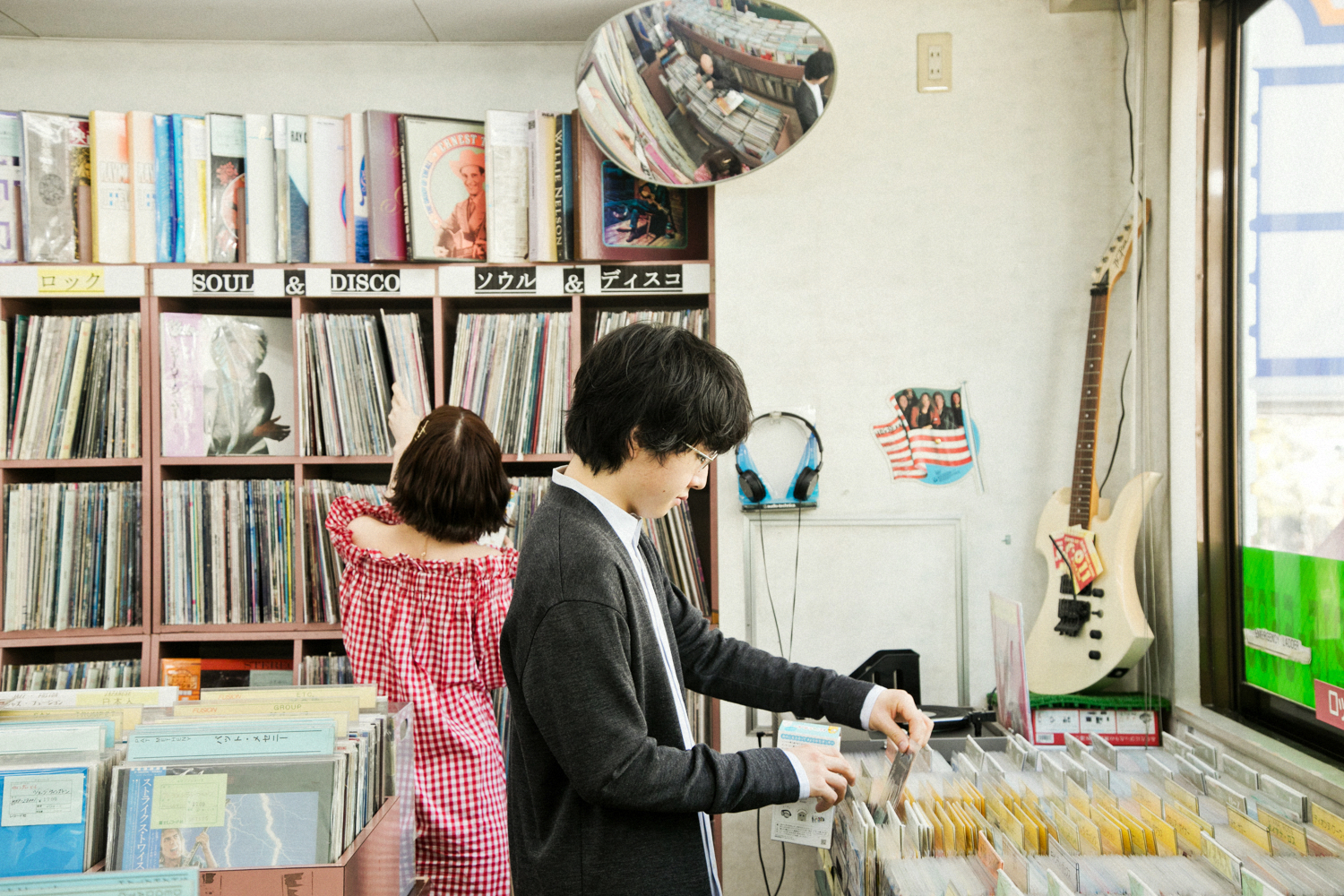 レコード社本店でレコードを見る崎山蒼志とRei