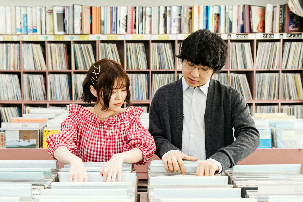 レコード社本店でレコードを見る崎山蒼志とRei