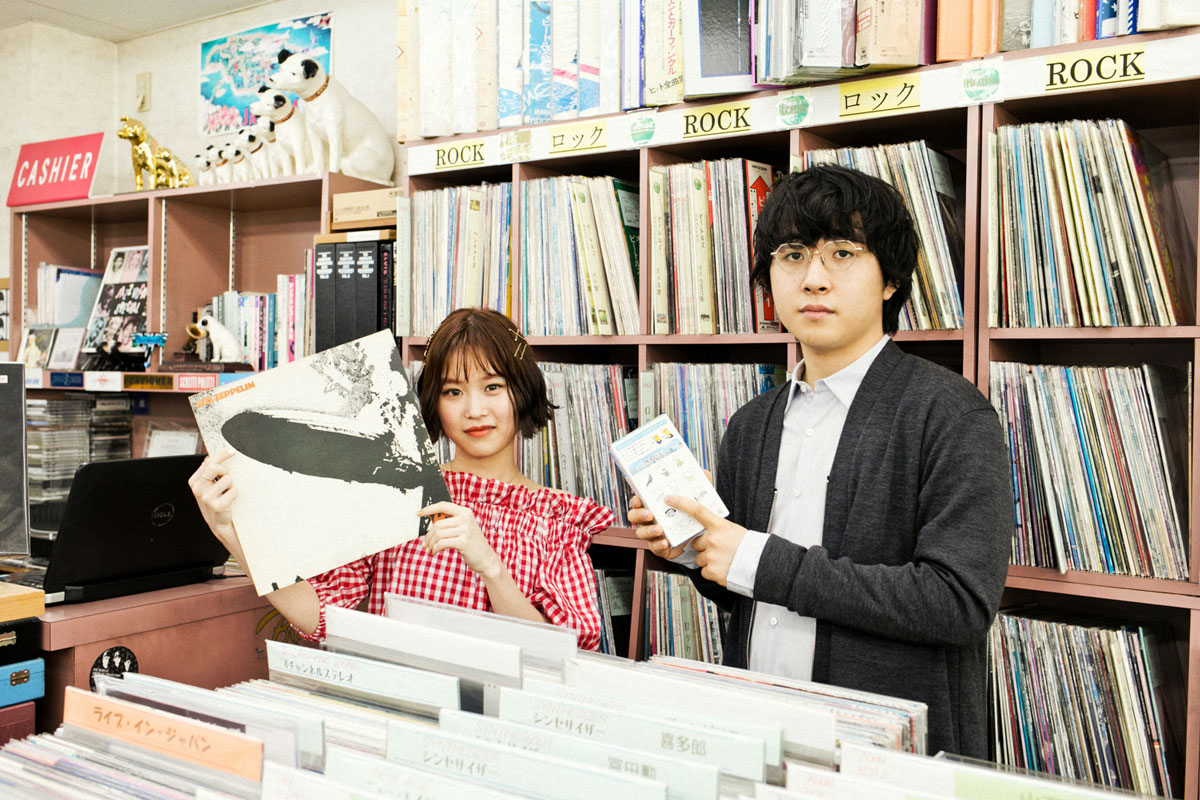 「ひこうせん」が描かれたレコードを持つ崎山蒼志とRei
