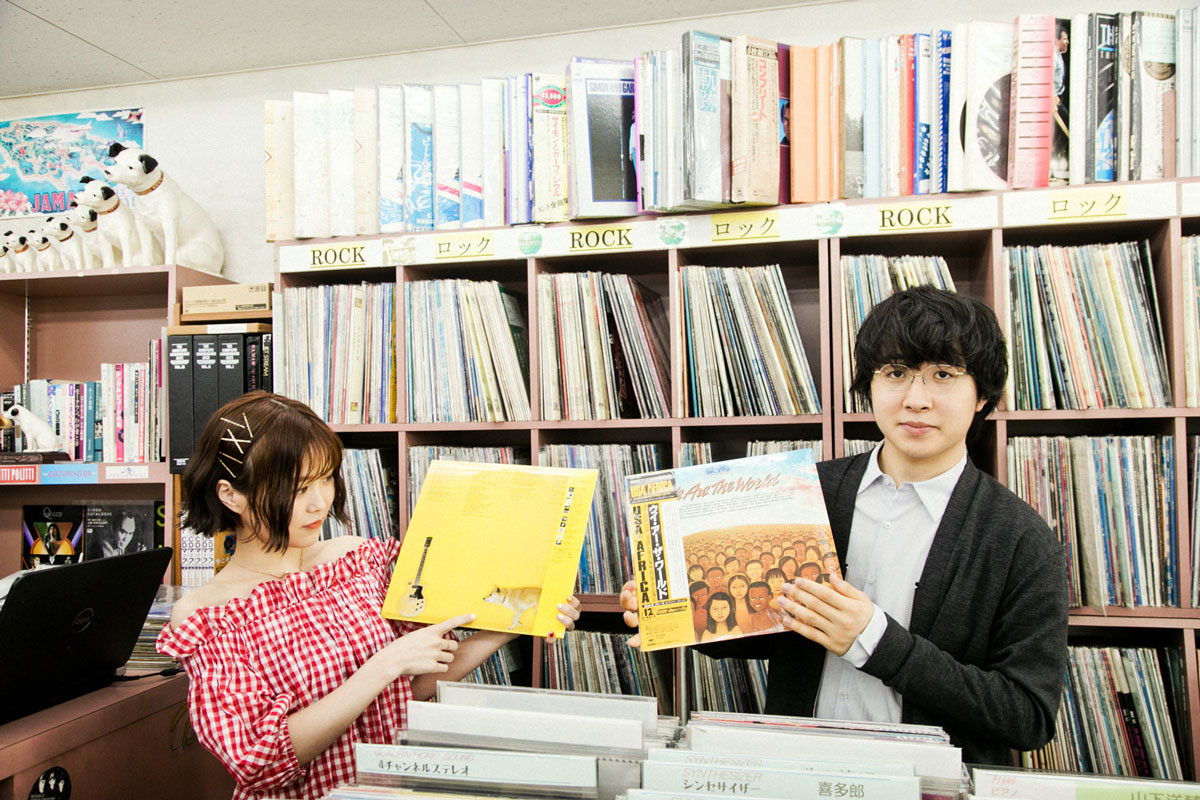 渡辺香津美『TO CHI KA』のレコードを持つReiと『We Are The World』を持つ崎山