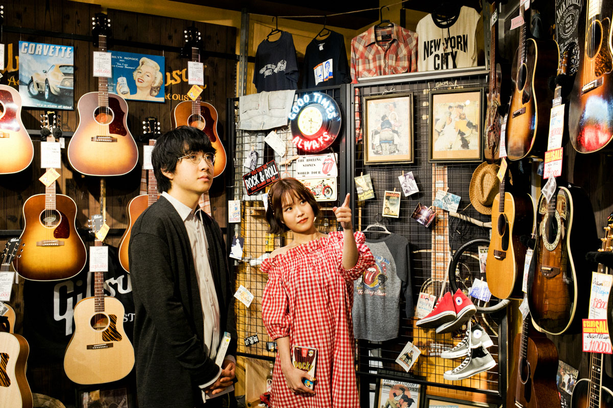 クロサワ楽器店 G-CLUB TOKYOでアコースティックギターを見る崎山蒼志とRei