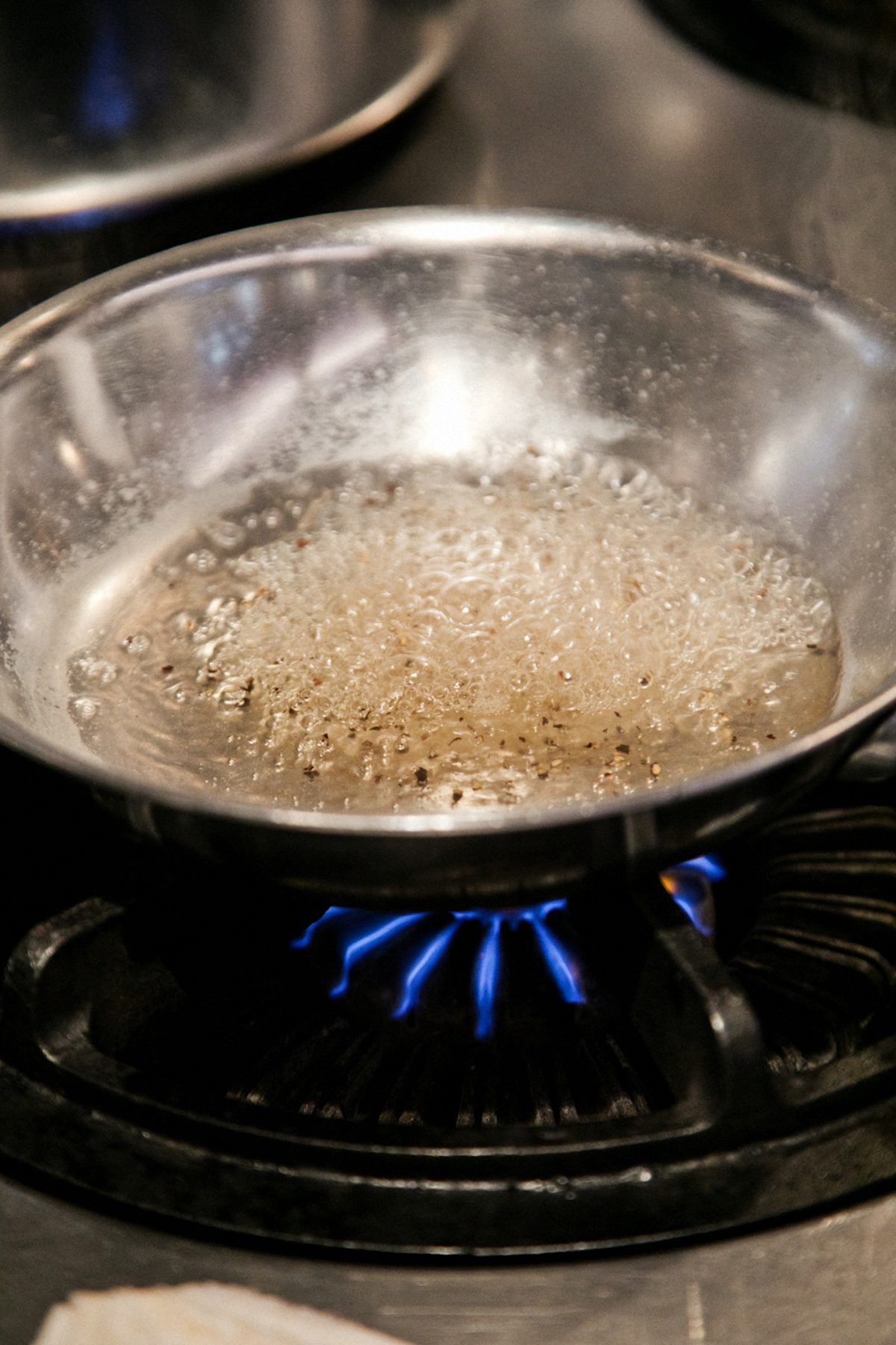 パスタのゆで湯を加え、香りを湯に移す