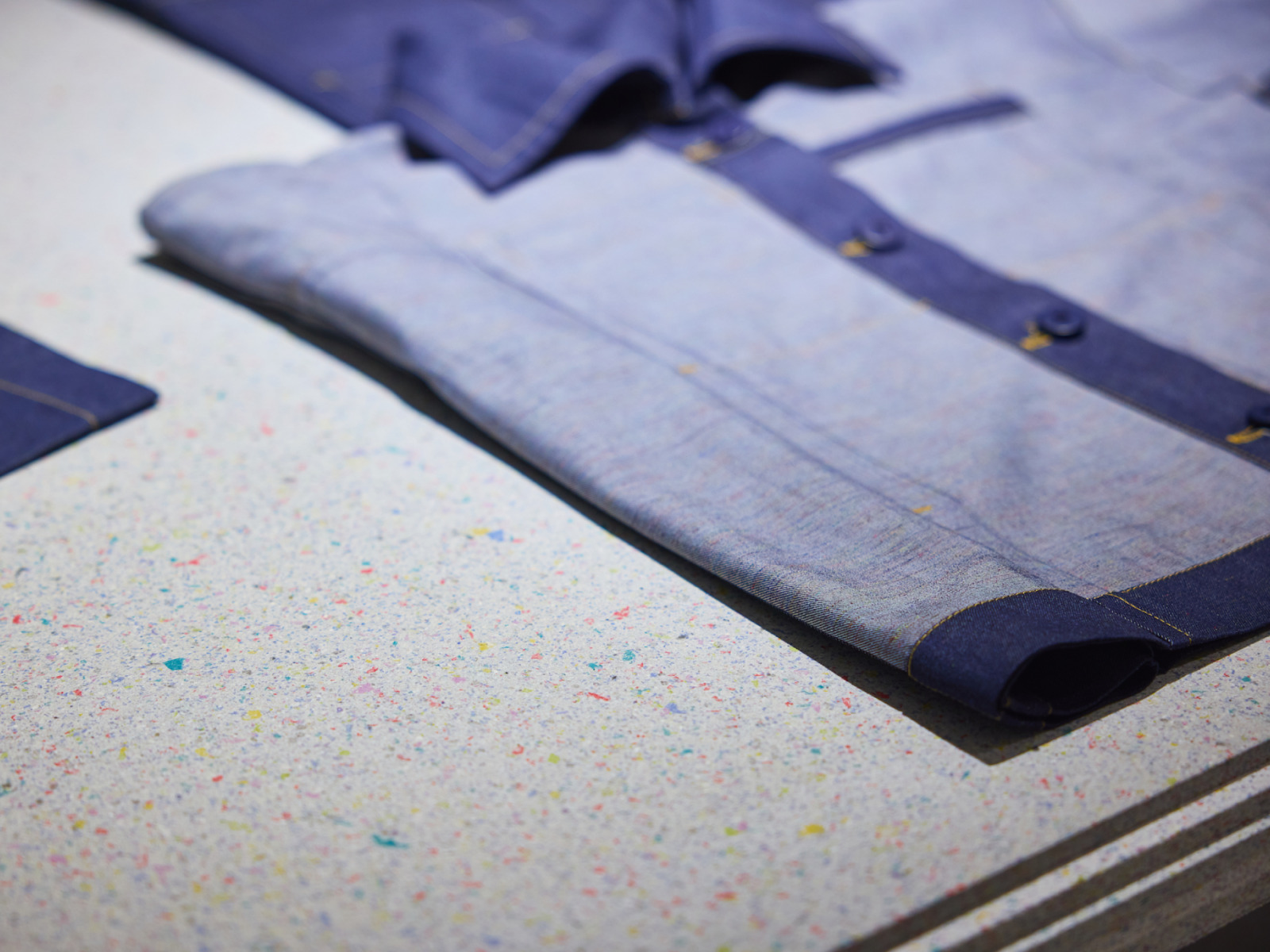〈me ISSEY MIYAKE〉のはぎれを使用して制作した服