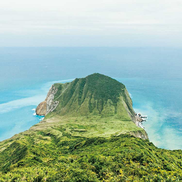 ミルクブルーの海、 急勾配しかない登山、 そして広がる絶景。台湾　亀山島