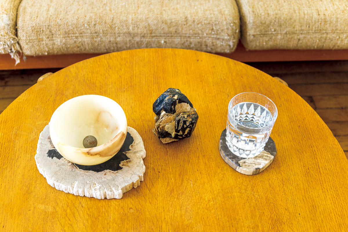 トルマリンが飾られたサロンのテーブル