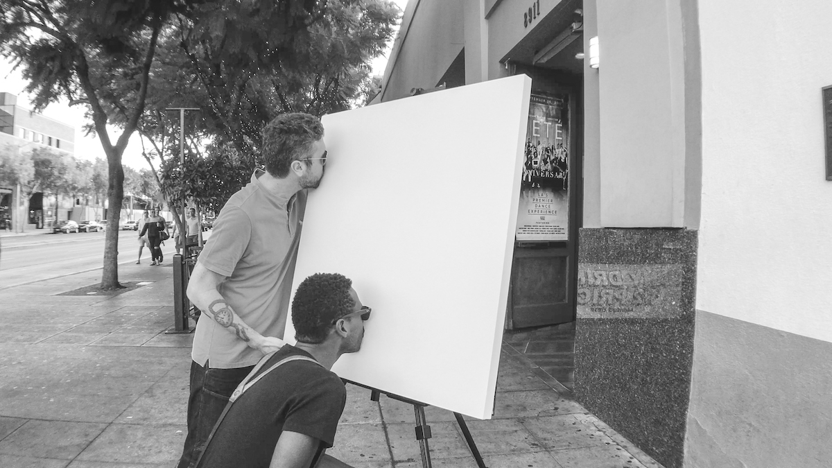 街角で人々がキャンバスにキスをする「White Painting」シリーズ