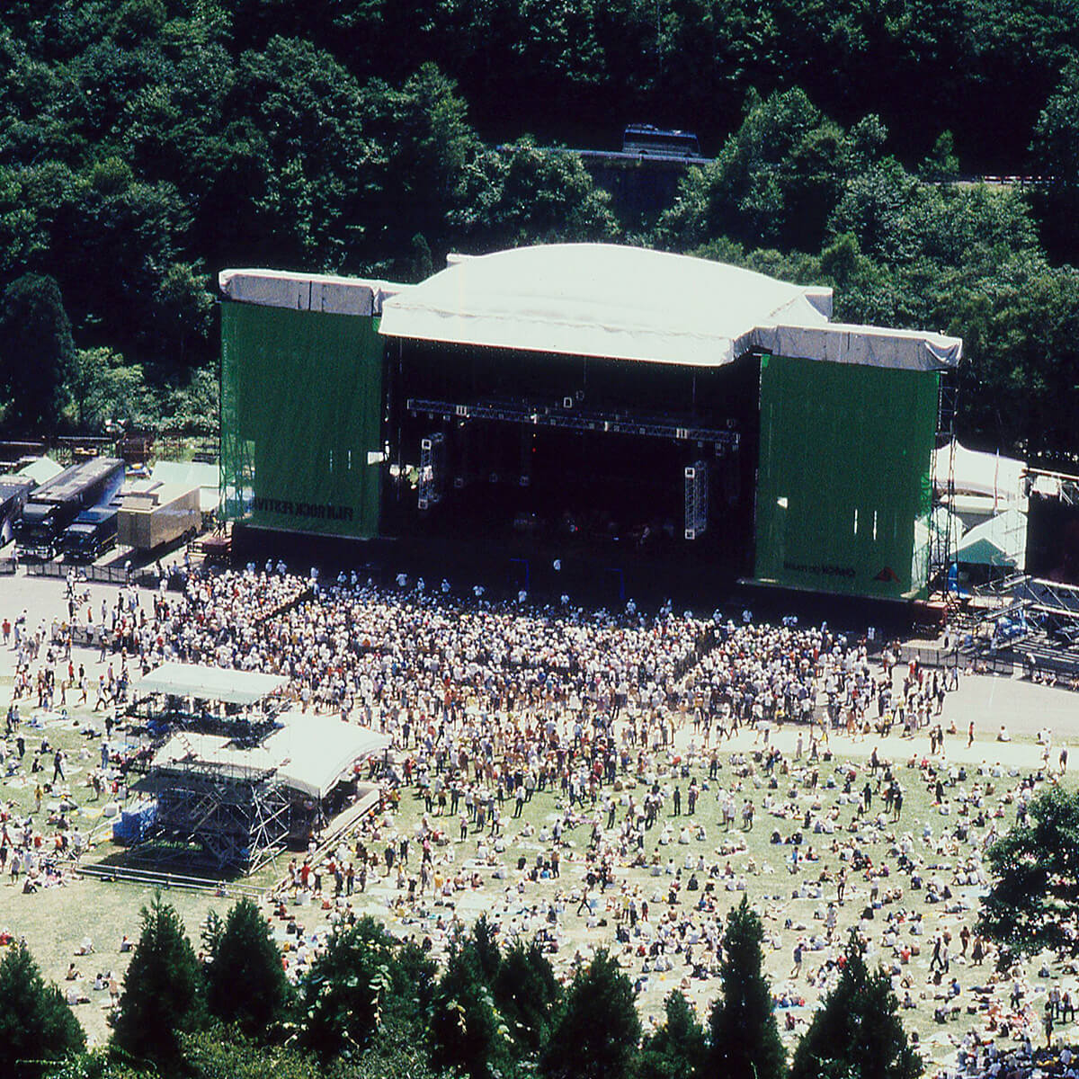 1999年のフジロックでのグリーンステージの風景